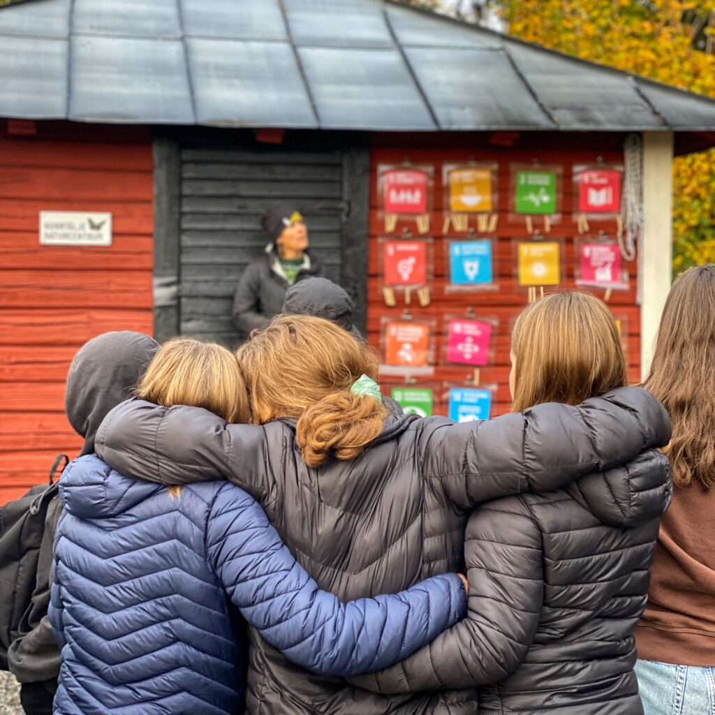 Kramande ungdomar.