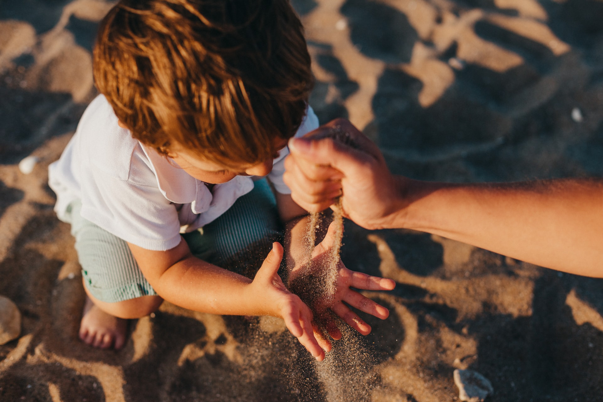 Ett barn som leker med sand