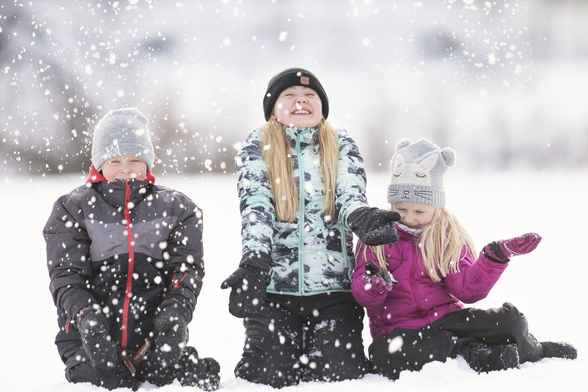 Tre barn i snöfall