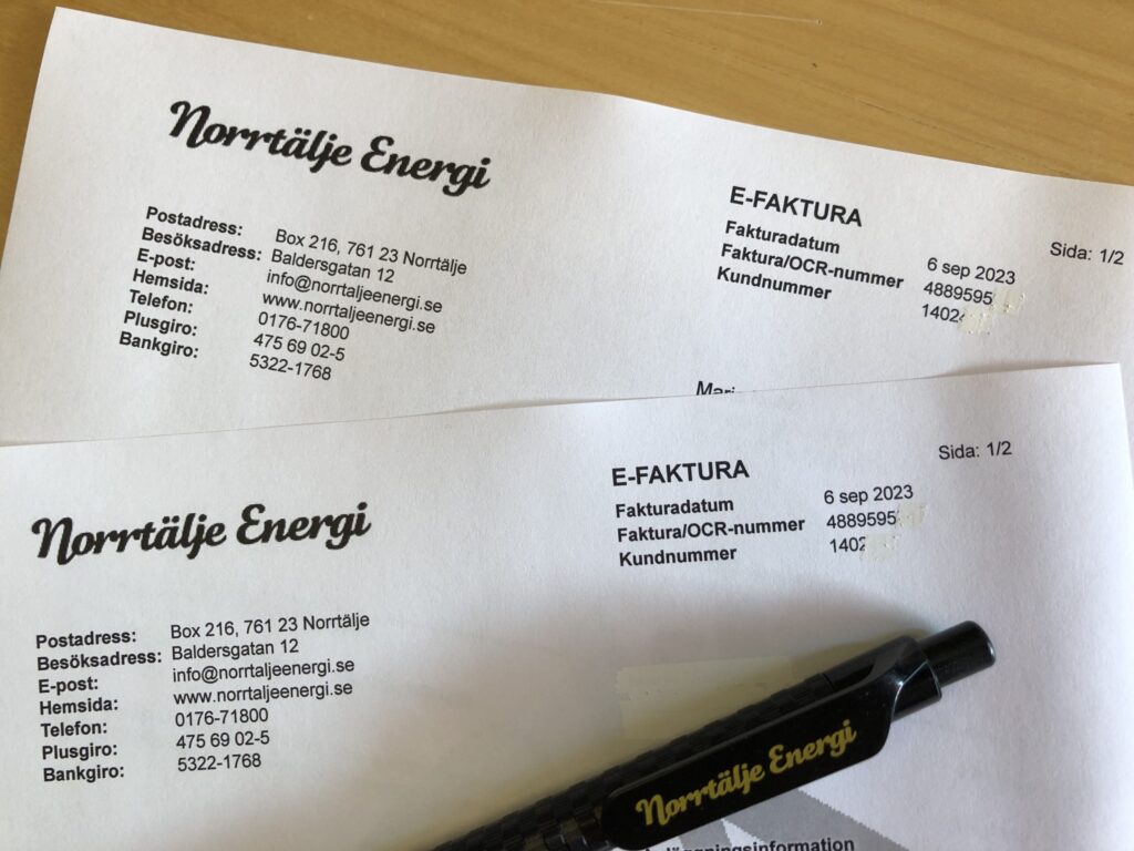 Två papper med text.