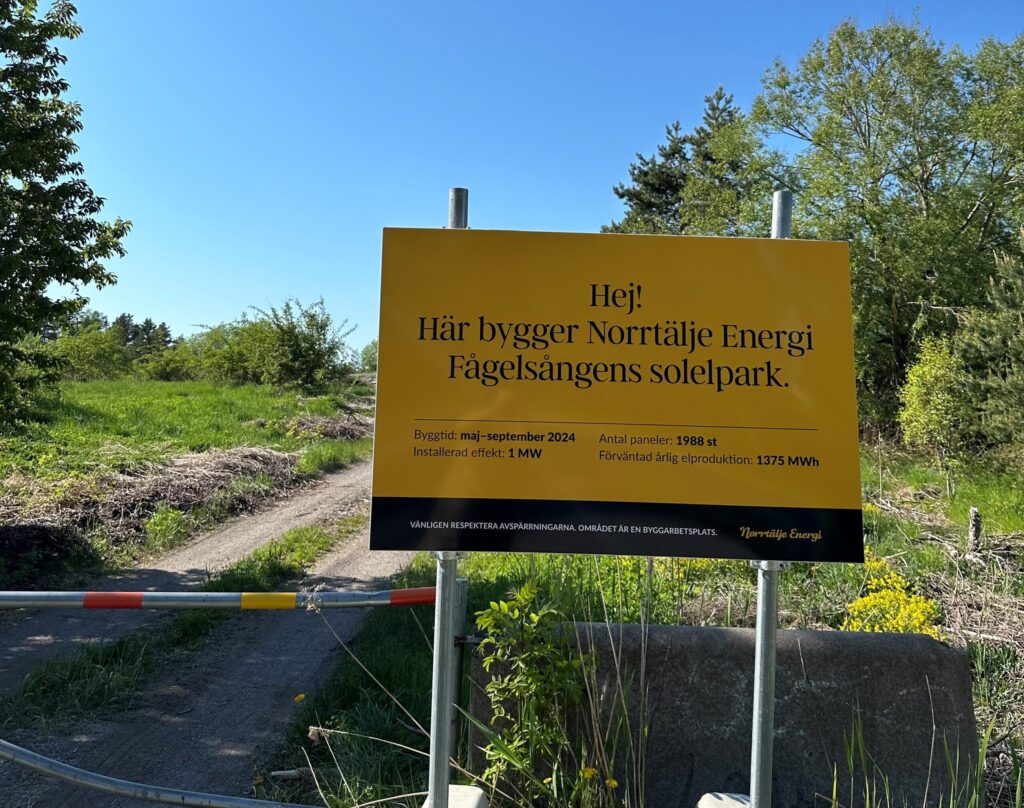 Här bygger Norrtälje Energi Fågelsångens solelpark.