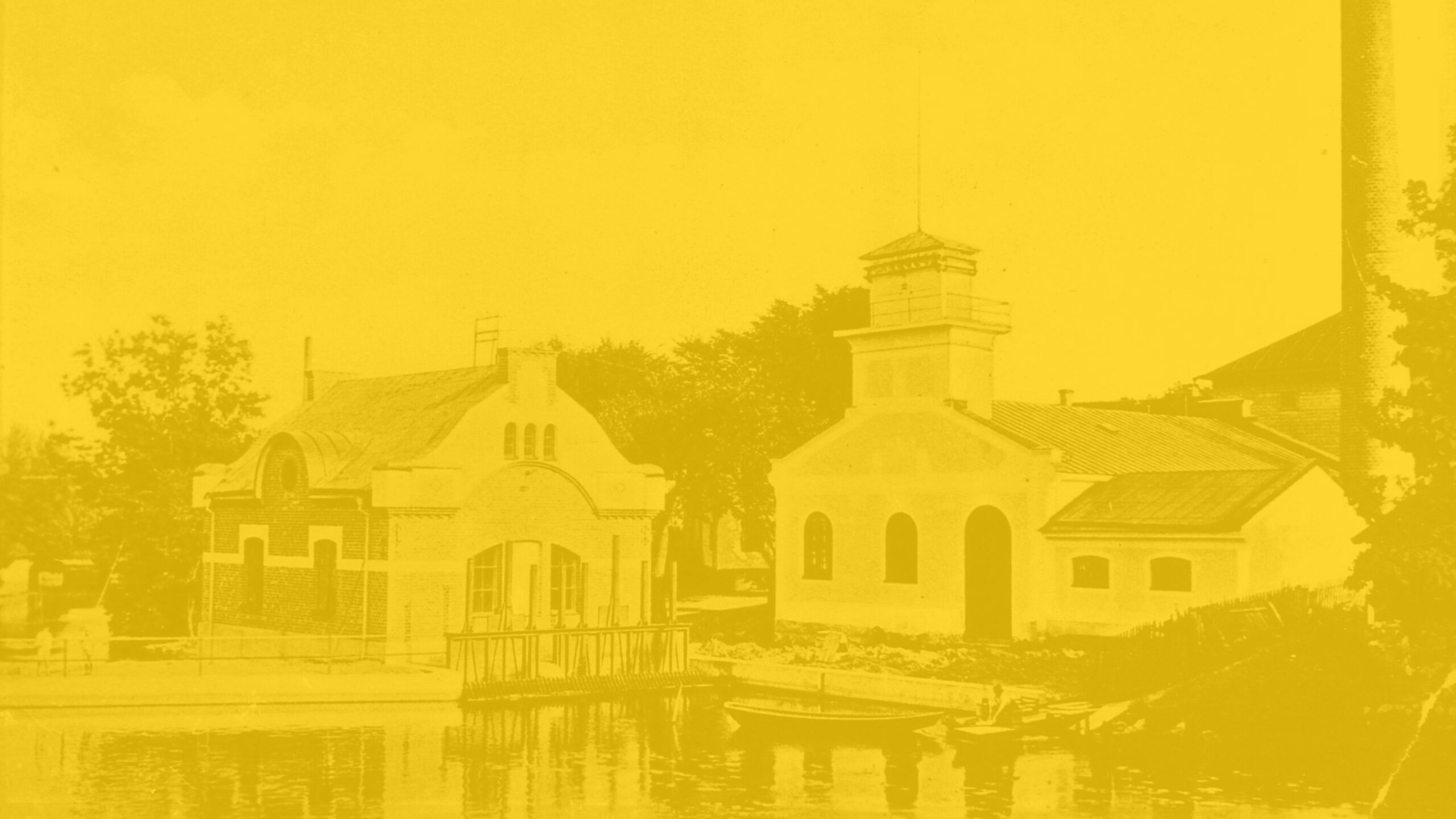 Historisk byggnad vid en vattenkant, med en båt i förgrunden och träd i bakgrunden. Bilden har en gul ton och visar en gammaldags arkitektur med valvbågar och en tornliknande struktur.