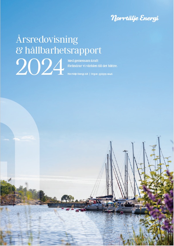 Framsidan av Norrtälje Energis årsredovisning och hållbarhetsrapport för 2024. Omslaget har en ljusblå himmel med vit text och en bild av en småbåtshamn med segelbåtar förtöjda vid bryggan. I förgrunden syns vatten och blommor, medan en liten ö med träd syns i bakgrunden. Texten betonar hållbarhet och samarbete för en bättre värld.