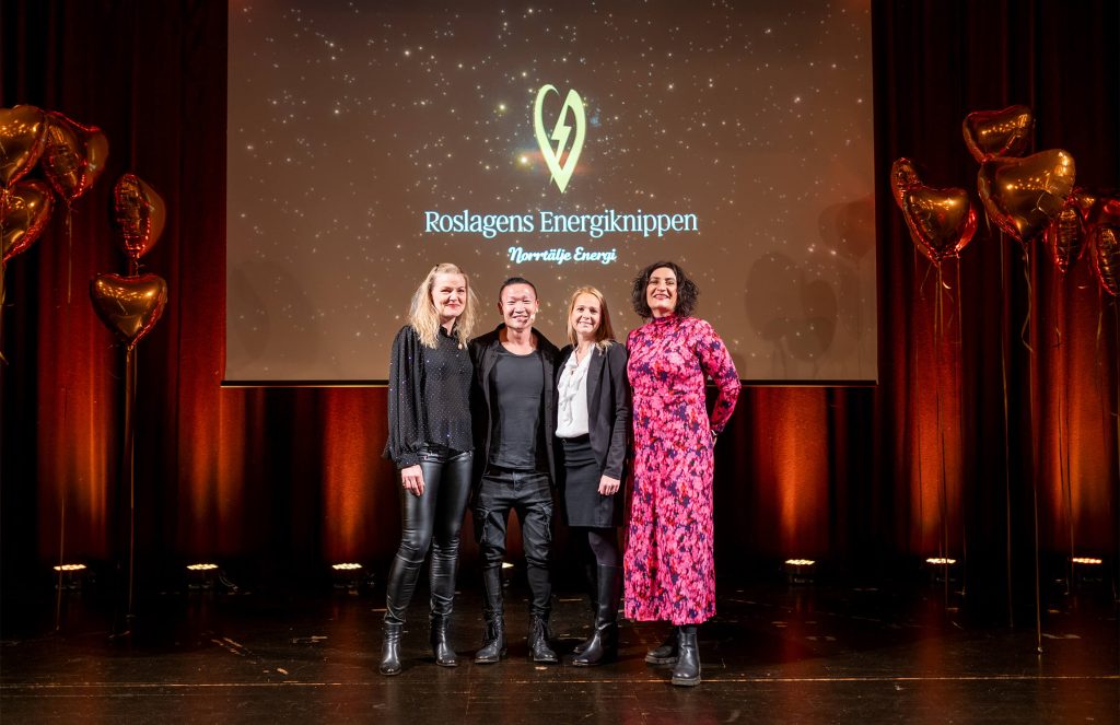 Energiknippegalan, fyra personer på en scen som ser glada och stolta ut.