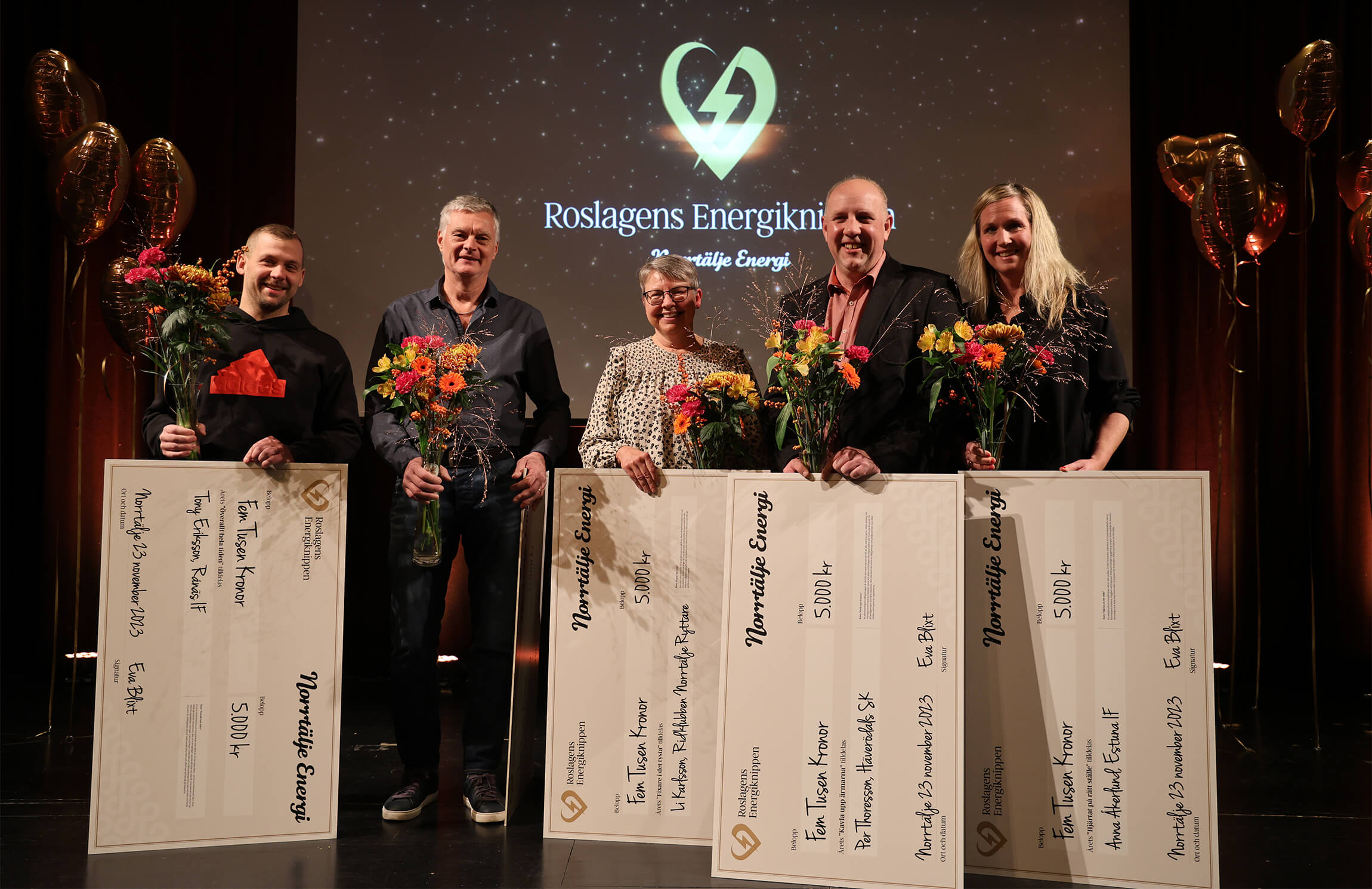 Vinnare i Energiknippen, fem personer med blommor i handen och presentcheckar på 5.000 kr vardera.