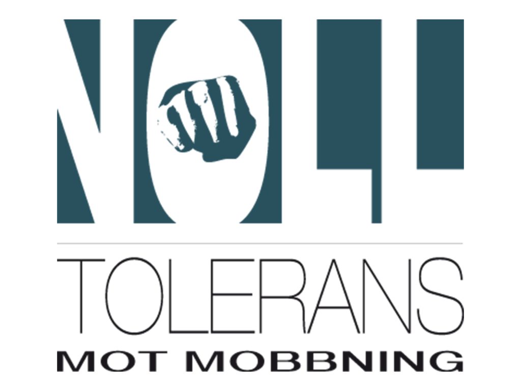 Logotyp med texten 'NOLL TOLERANS MOT MOBBNING'. Ordet 'NOLL' är stort och stiliserat, där bokstaven 'O' innehåller en illustration av en knuten näve. De resterande orden är skrivna i en tunnare, modern typsnitt under 'NOLL'. Färgschemat är mörkblått och vitt.