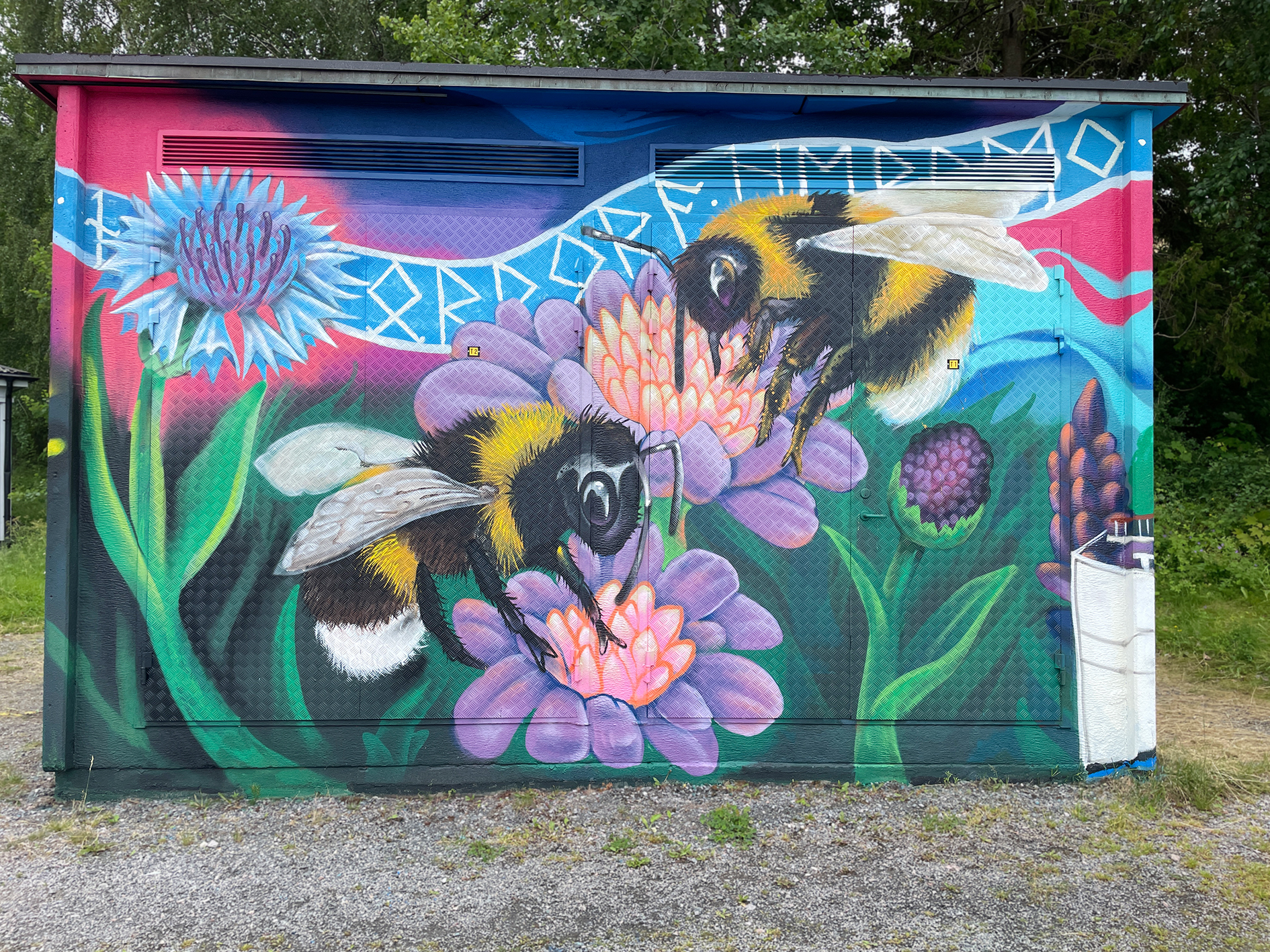 Två bin pollinerar färgstarka blommor på en muralmålning.