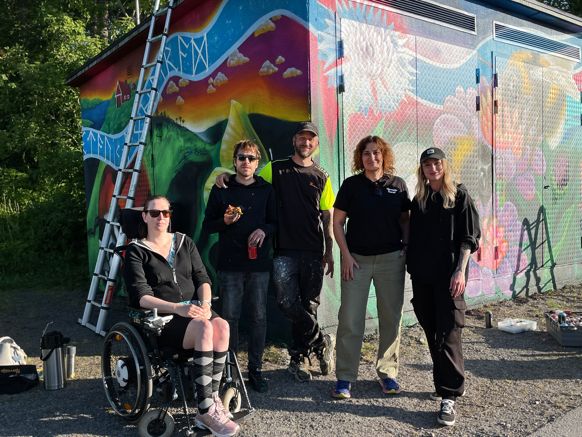 Lokala konstnärer framför det färdigställda verket vid Domherren.