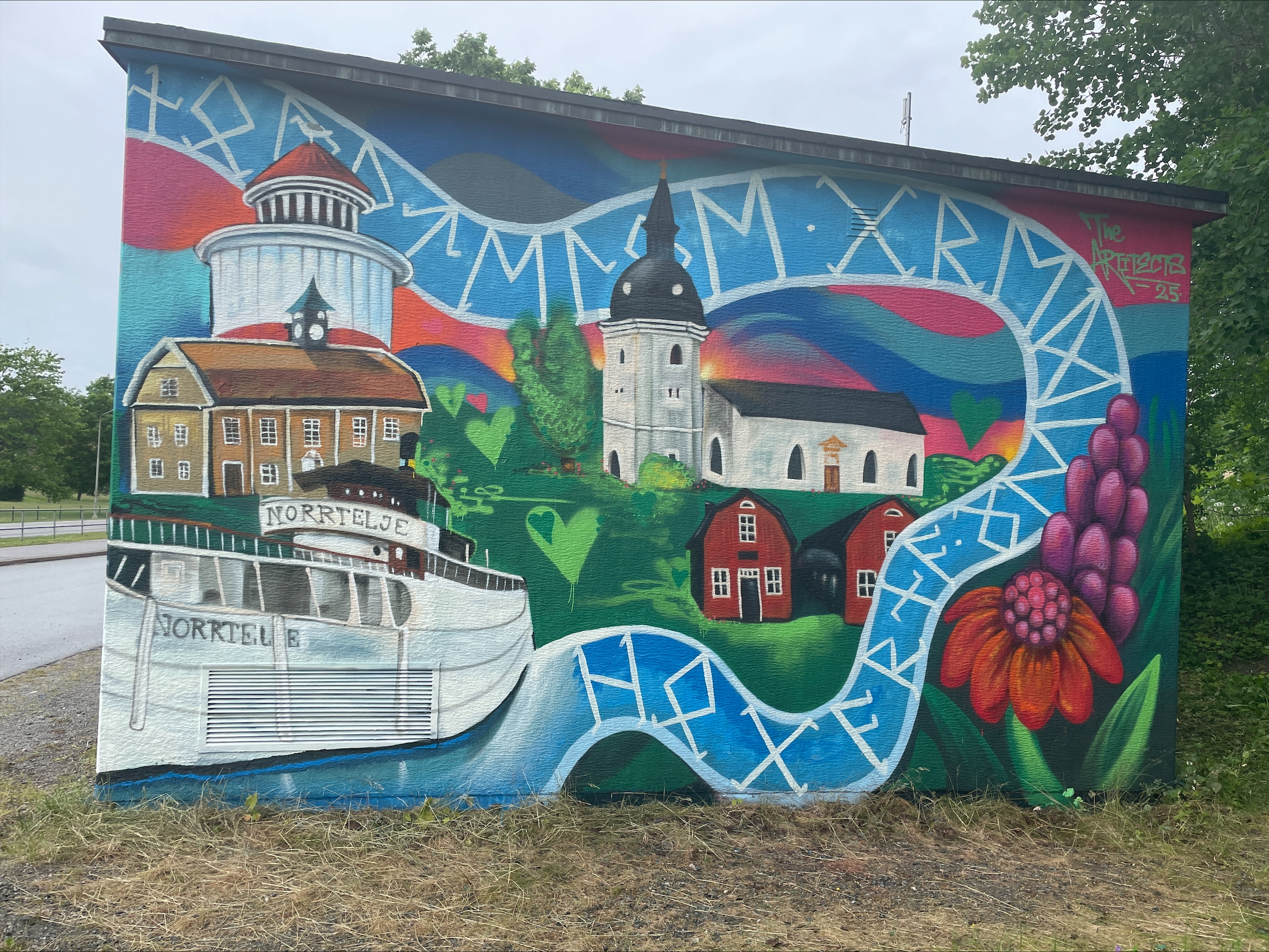 Muralmålning av centrala motiv från Norrtälje – ett kyrktorn, båten 