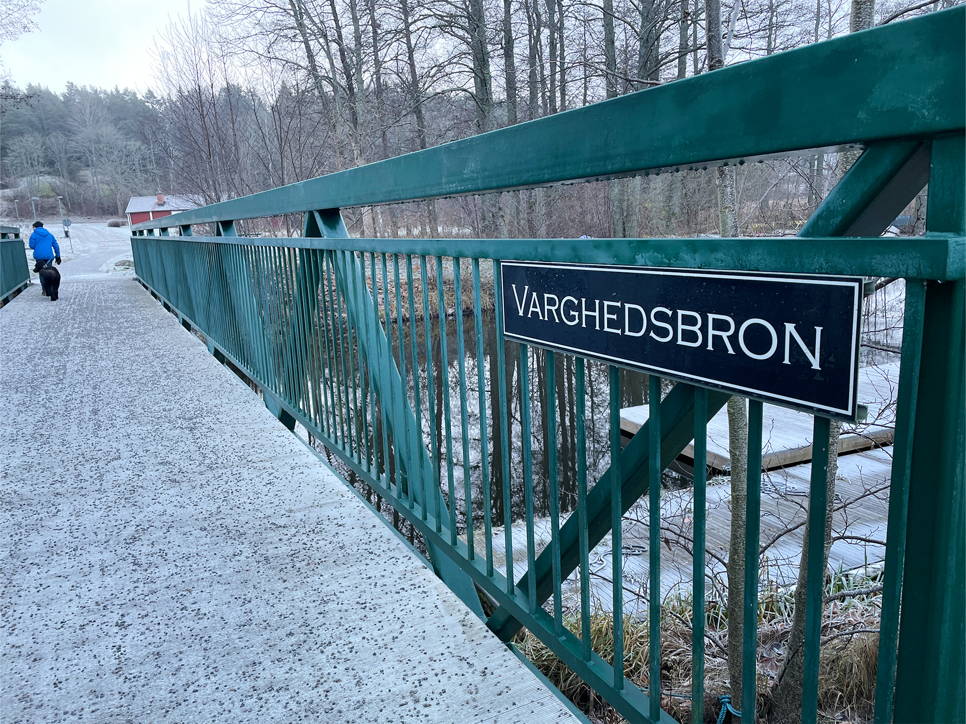 Varghedsbron med frostigt underlag och en person som går över bron.
