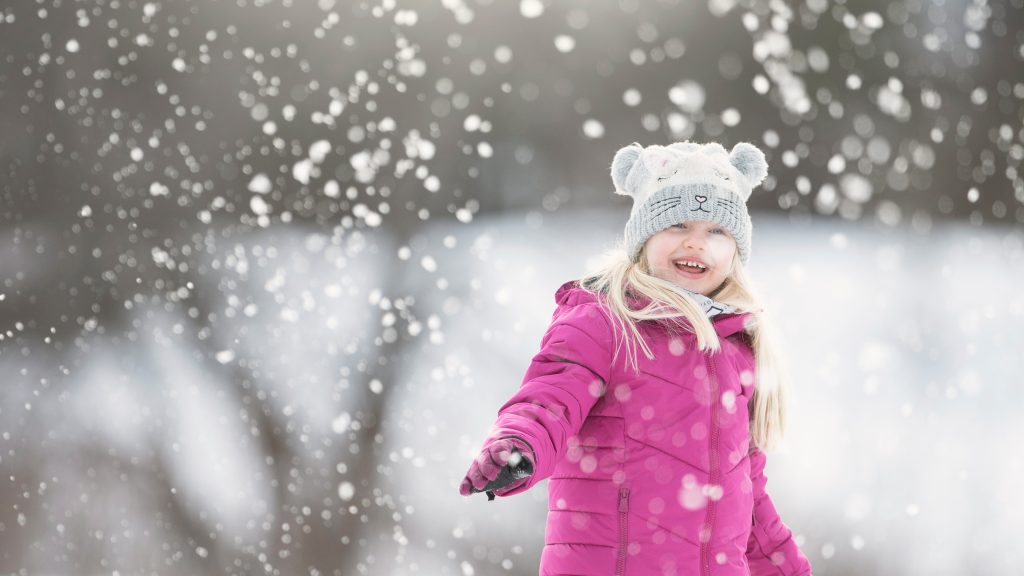 Barn är utomhus i snön