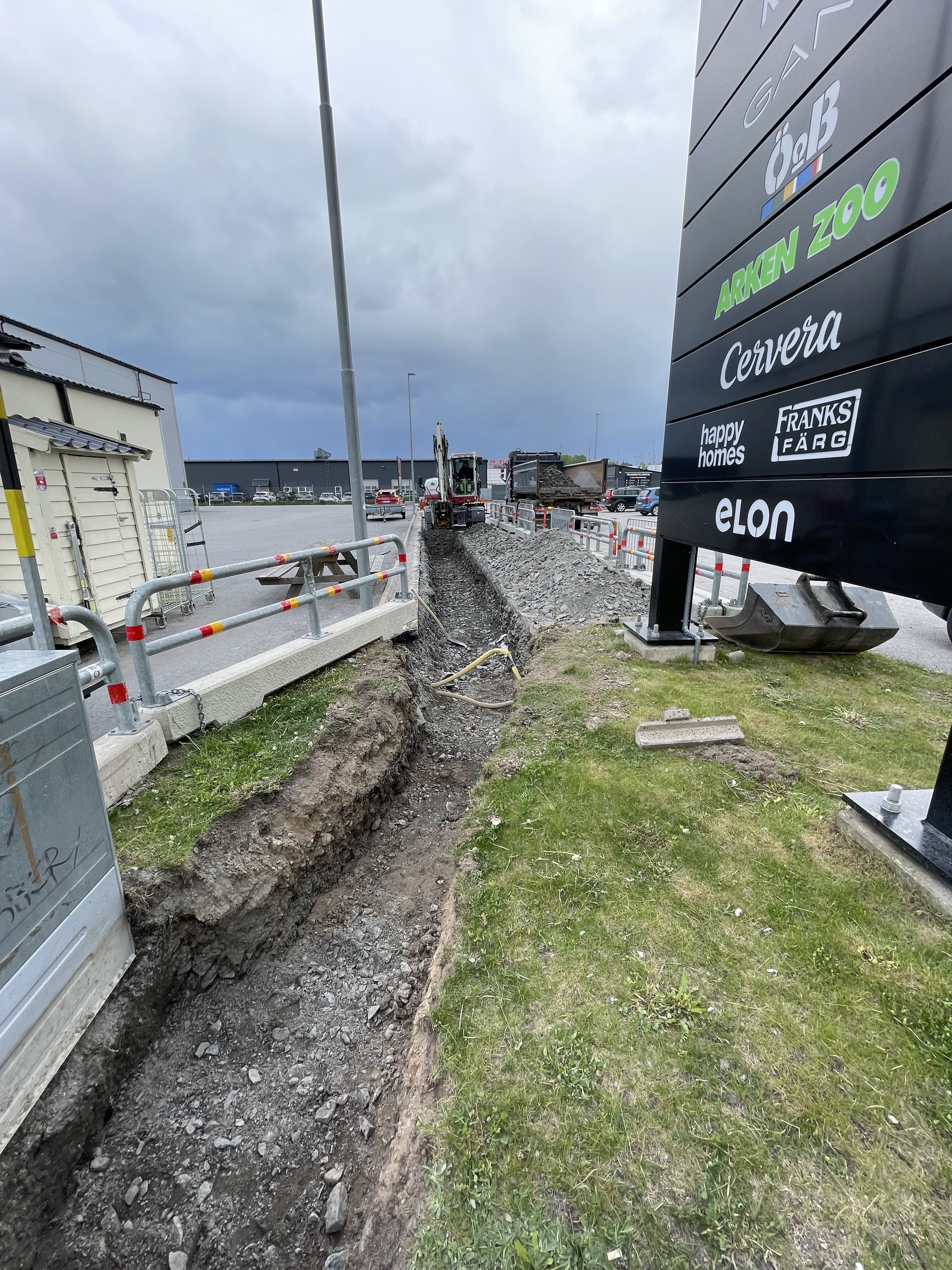 En grop för ny elmatning i grus och asfallt.