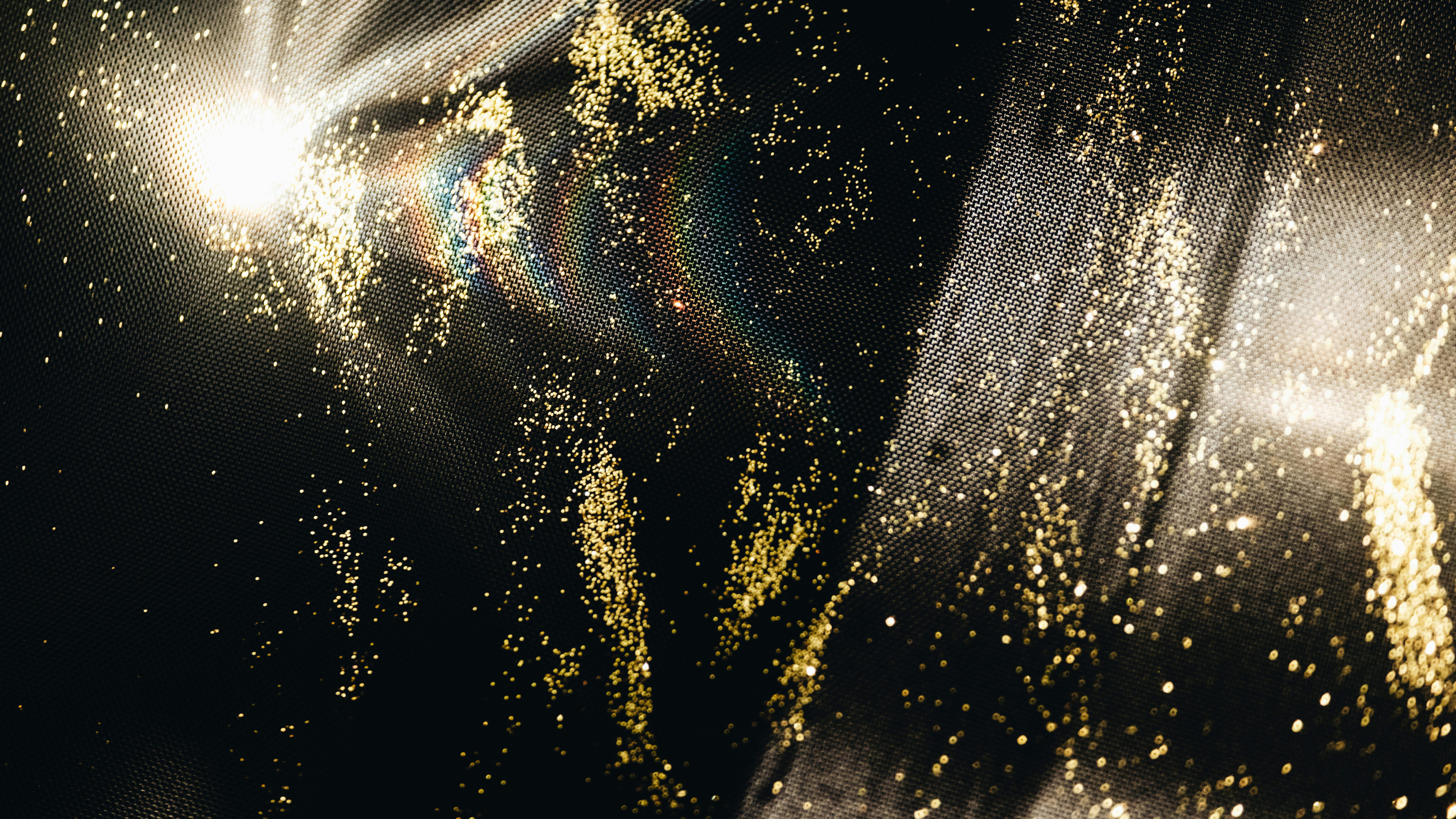 Glitter mot svart bakgrund.