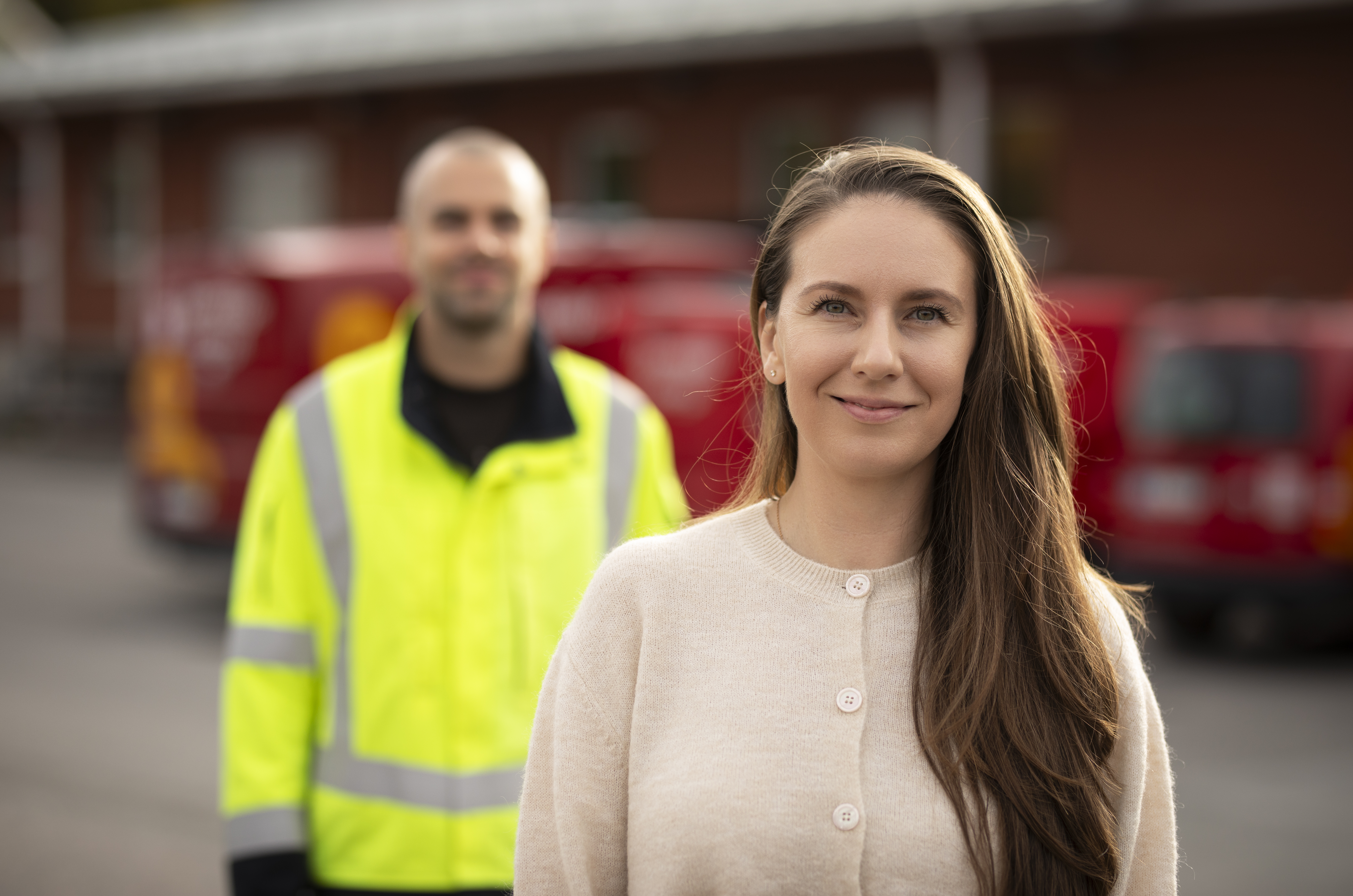 Kvinna står framför en kollega i varselkläder.